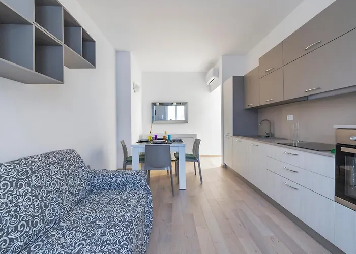 Guesthost - Cosy With Balcony! *