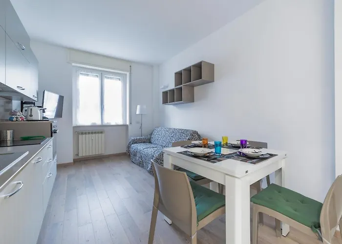 Guesthost - Cosy With Balcony!