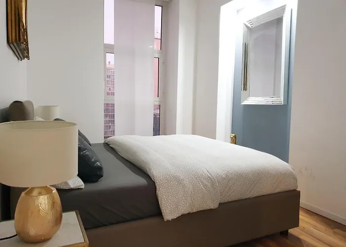 Michelangelo 30 Moderno Vicino Bosco Verticale ミラノ