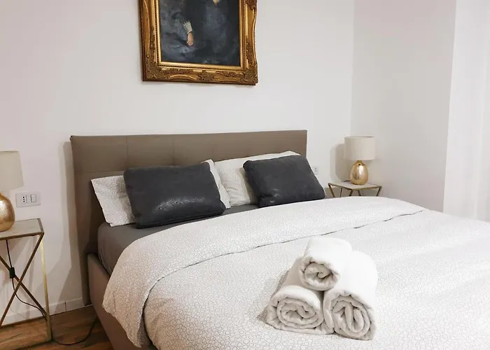 Michelangelo 30 Moderno Vicino Bosco Verticale アパート