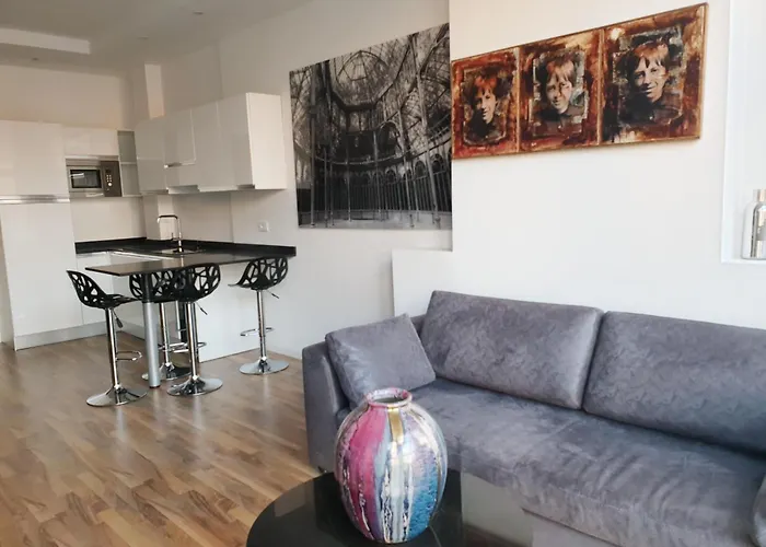 Michelangelo 30 Moderno Vicino Bosco Verticale