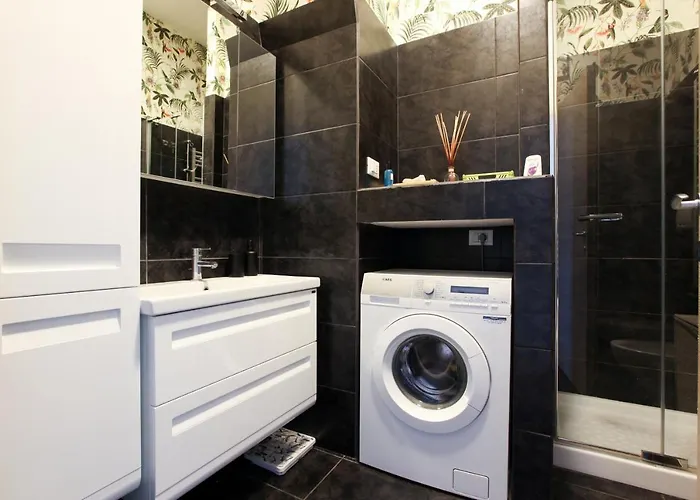 Modern Close To Shopping District アパート