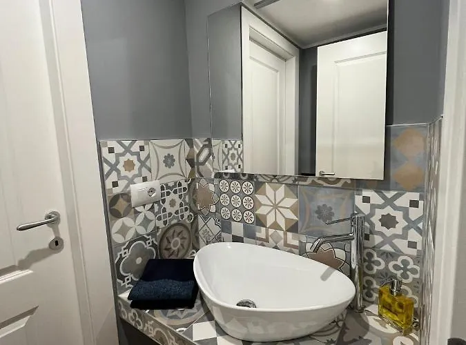 The Small White House In * Milán