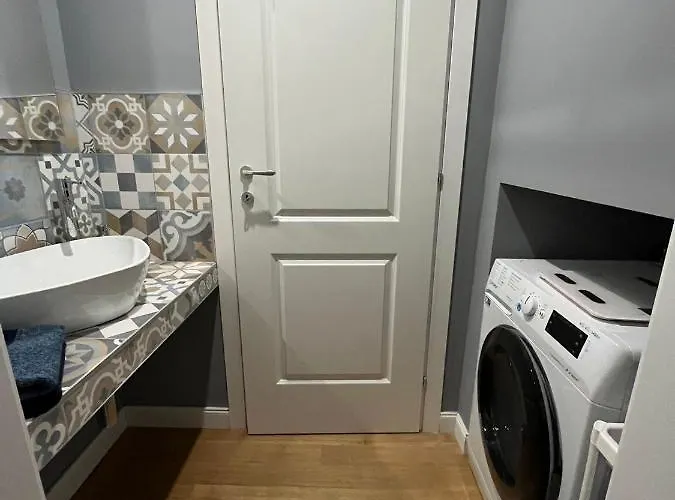 The Small White House In * Milán