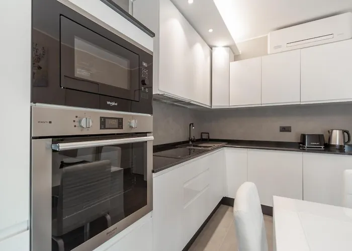 The Rent - Spacious In Paolo Sarpi 아파트 밀라노