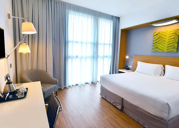 Hilton Garden North מלון