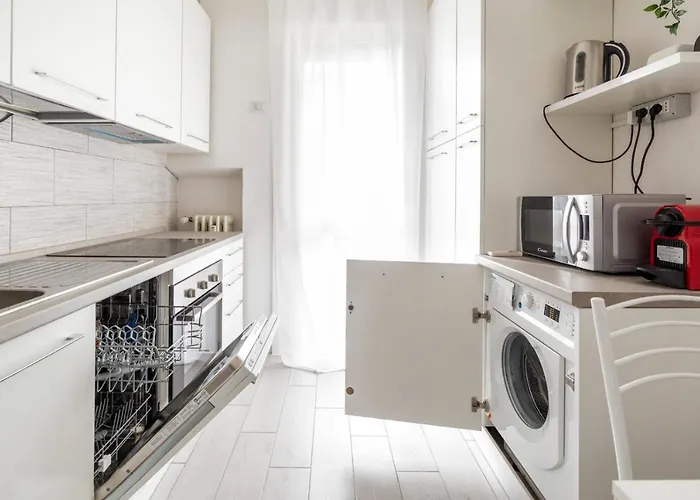 Guesthost - Piazza Tripoli Bright Apartment *