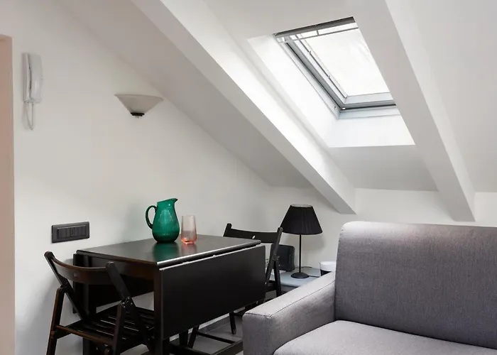 1 Bedroom & 1 Living Apt - Duomo 7 *