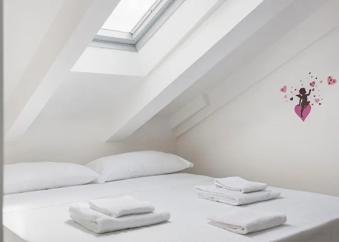 1 Bedroom & 1 Living Apt - Duomo 7 *