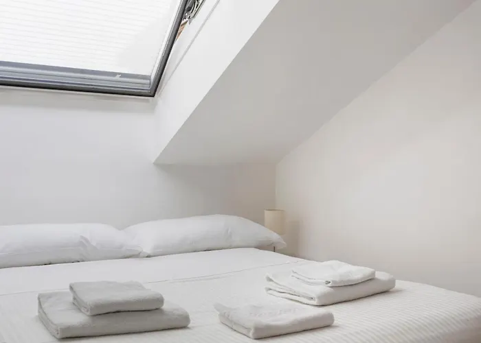 2 Bedroom 2 Bathroom Apt - Duomo 2 *