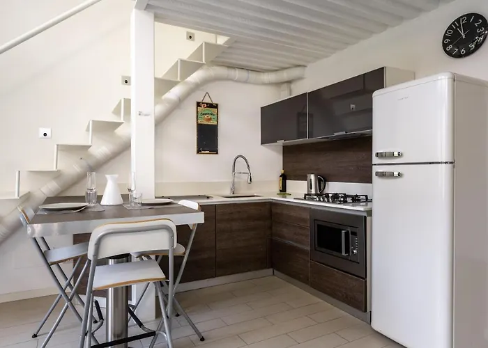 Guesthost - Elegant Loft With Balcony! * ミラノ