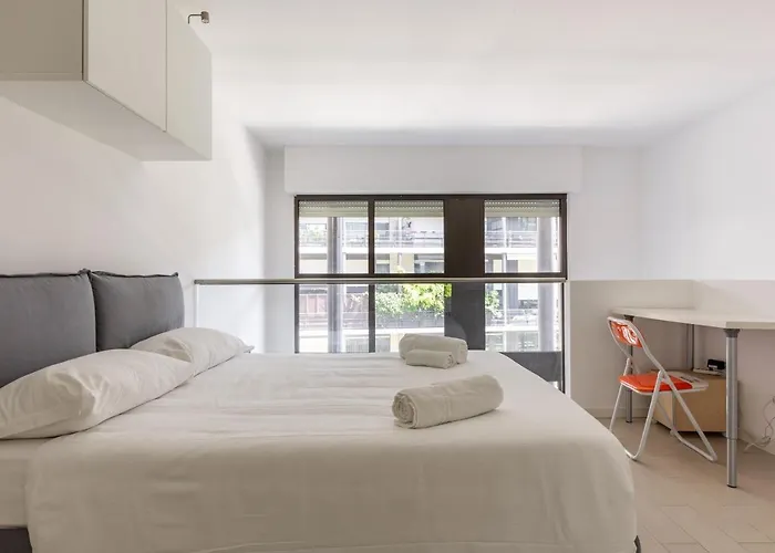 Guesthost - Elegant Loft With Balcony!