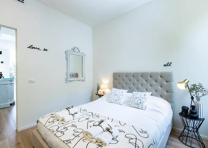 度假居 *villa Olivo*with Private Terrace & Jacuzzi + 3bedrooms 米兰