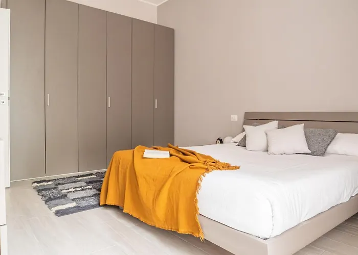 The Rent - With Balcony In Downtown *