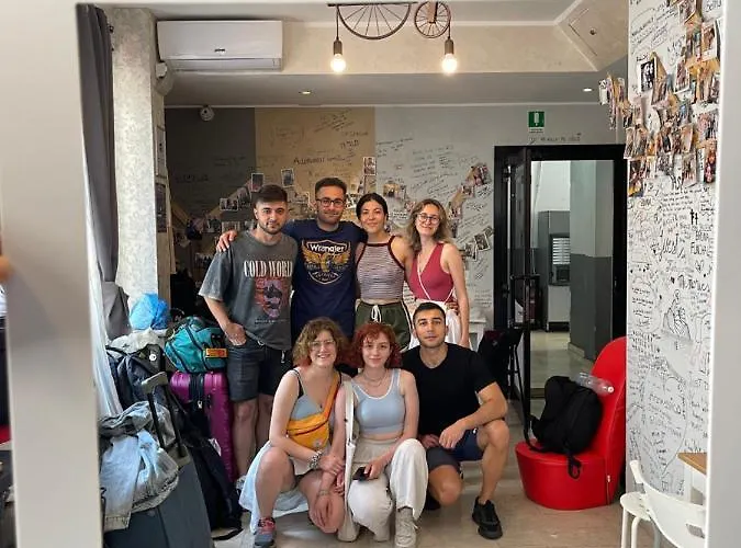 Lion & Youth Hostel *