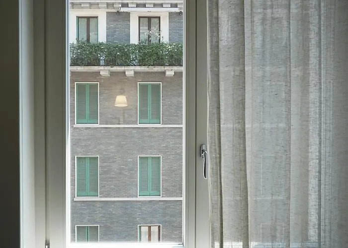 Oreaspiti - Not Only A In Magenta Quarter * Milán