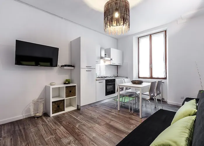 Stayeasy Fara12 - Station & Downtown Walking Distance ミラノ