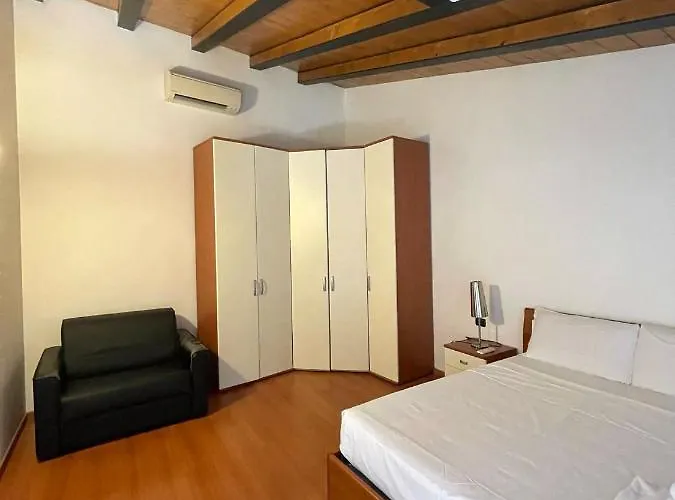 Lägenhetshotell Easy - And Navigli 3*