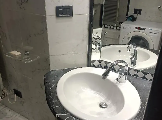 Elegant Apartment For 4 - Metro 5 Min - Duomo 10 Min - Milano * Милан