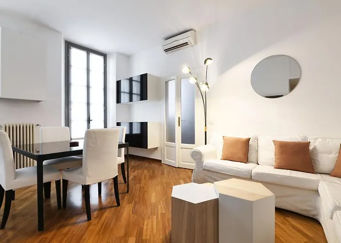 Charming San Babila Apt. דירה *