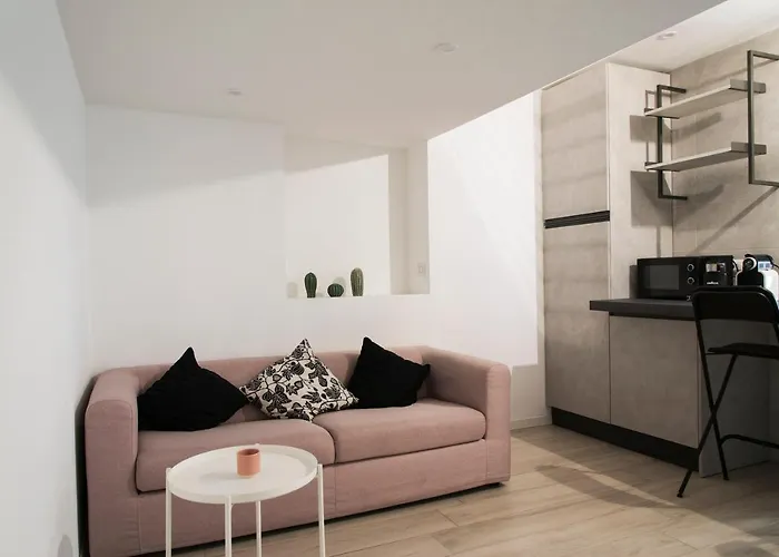 Youhosty - Pavia 7 * Милан