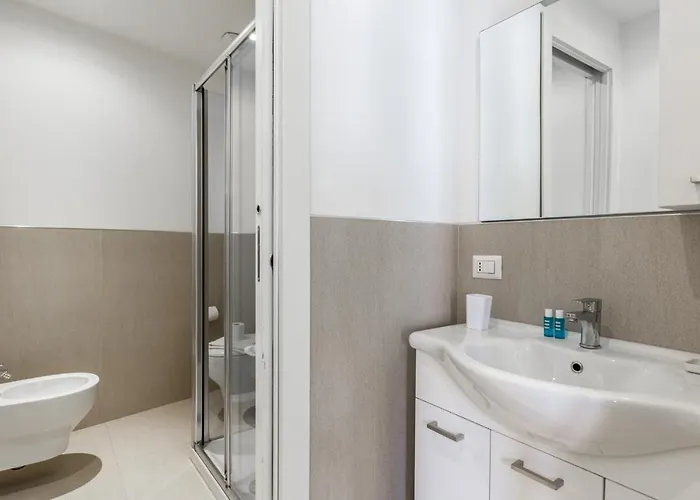 Guesthost - In The Heart Of Milano! *