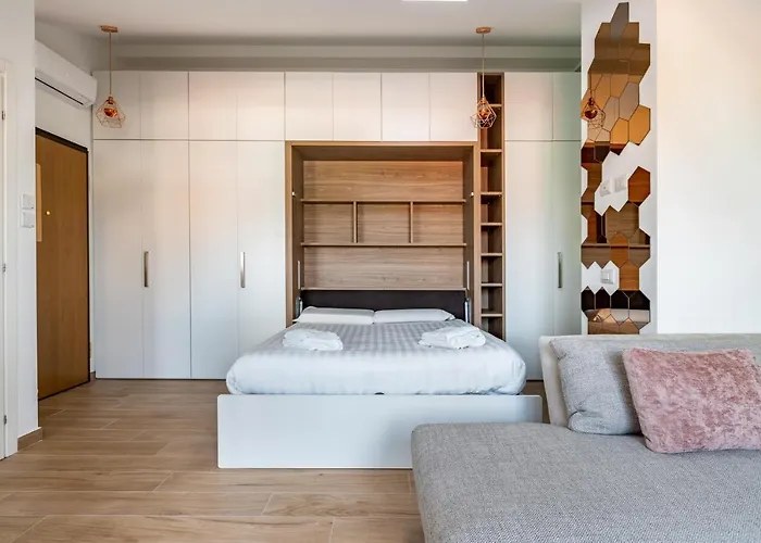 Guesthost - Cozy With Parking 5 Min Walk From The Bus Stop *