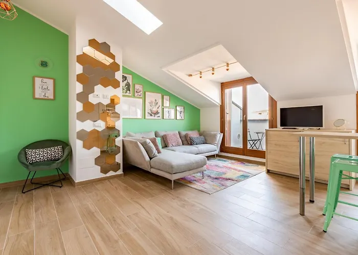 Guesthost - Cozy With Parking 5 Min Walk From The Bus Stop *