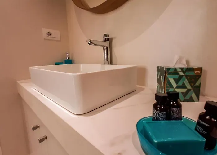 Joivy Sophisticated 2 Bedroom Loft For 4 شقة