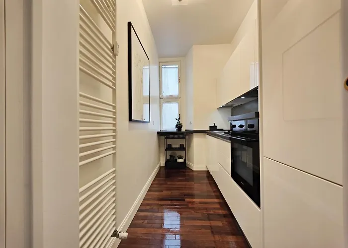 Designed Pop 2 Bedrooms, 2 Baths In Center - Wifi, Ac, Steps From Subway M1 And M2, Station And Airport Connected *
