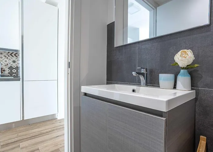 Hostmate - - Pirelli 30 - Porta Nuova