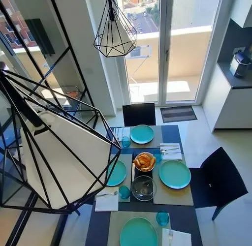 New & Bright Balcony Flat By Station *