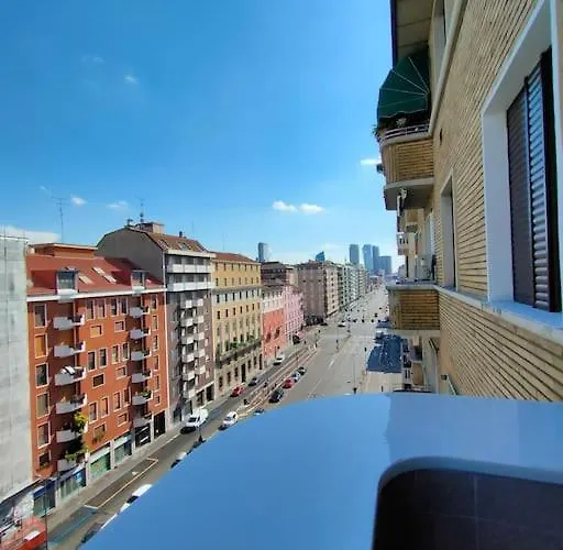 New & Bright Balcony Flat By Station