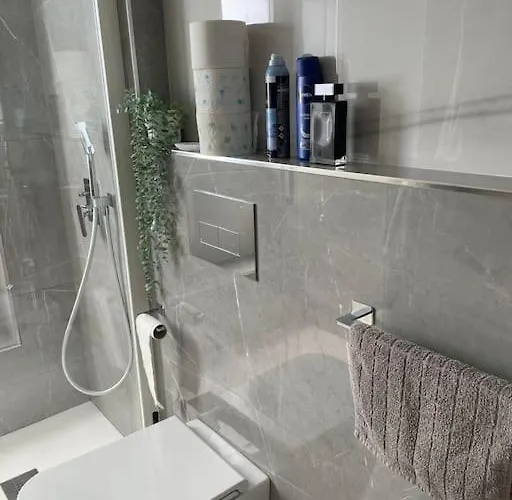 New & Bright Balcony Flat By Station *