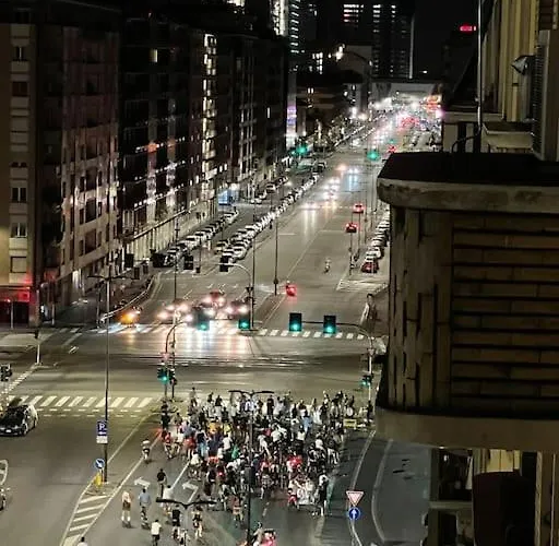 New & Bright Balcony Flat By Station *