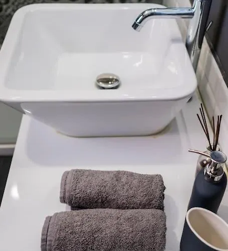 Black & White Flat In Naviglio/ Porta Genova