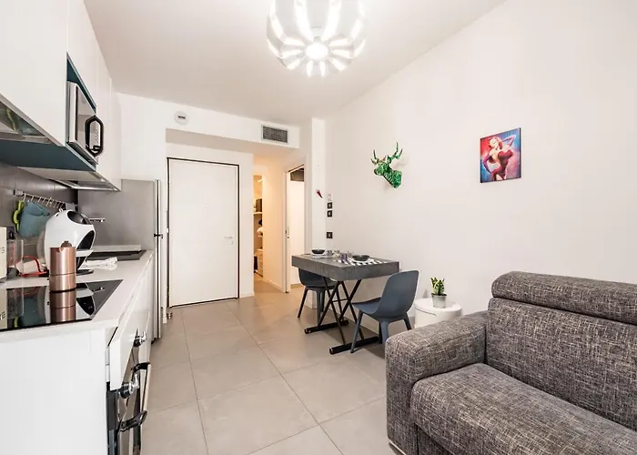 Guesthost - Lovely & Comfy Апартаменты