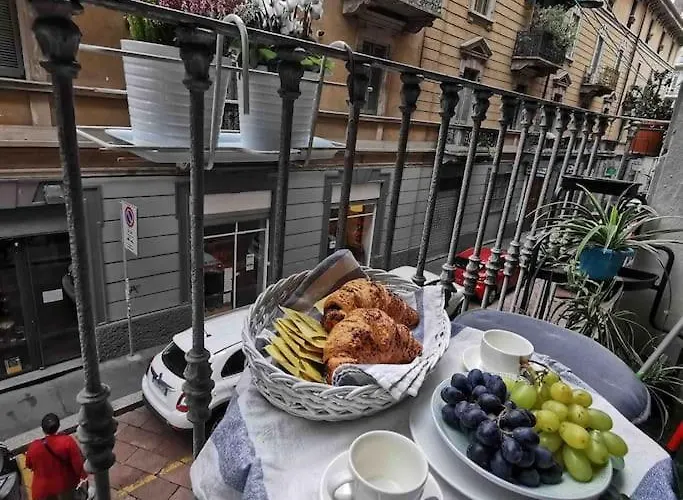 Intero Su Via Tortona-darsena-navigli * Milánó