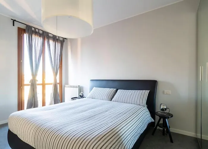 Black & White Flat In Naviglio/ Porta Genova