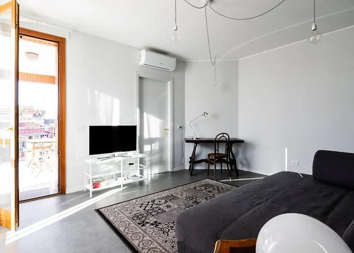 Black & White Flat In Naviglio/ Porta Genova *