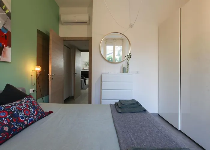 Modern Close To Shopping District *