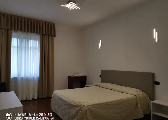 Station Group - Via Sammartini 15 Gæstehus 4*