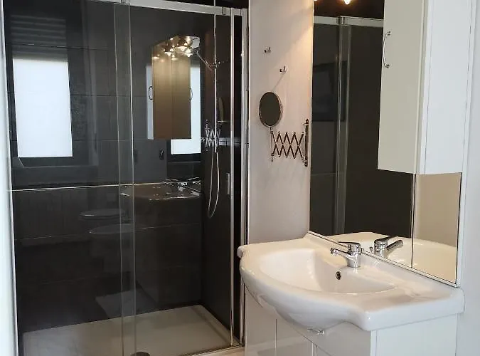 Station Group - Via Sammartini 15 4*