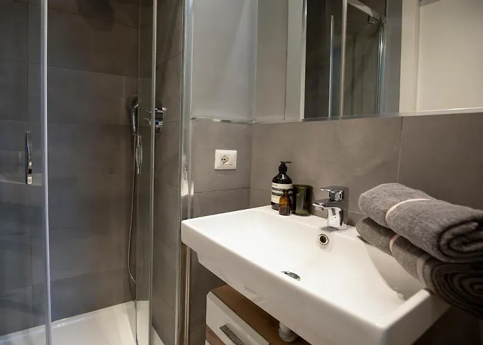 Quiet & Stylish Flat 2 Min Metro Fast Wi-fi