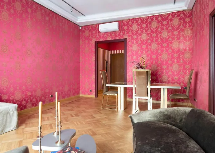 An Elegant Vacation Near Duomo Milan, 2 Bedrooms, 6 Guests