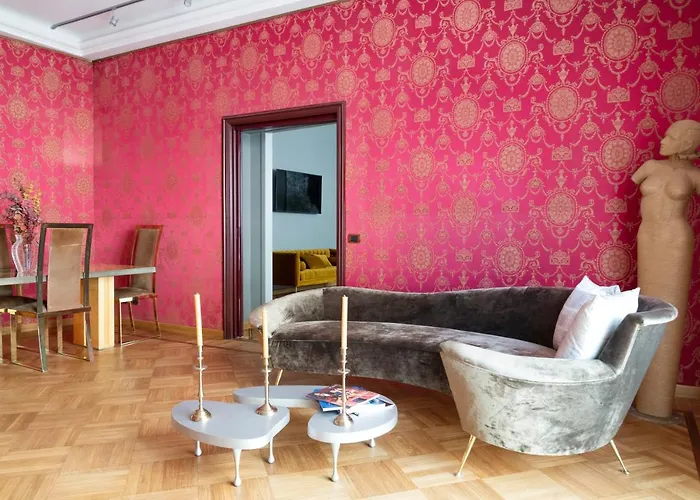 An Elegant Vacation Near Duomo Milan, 2 Bedrooms, 6 Guests * מילאנו