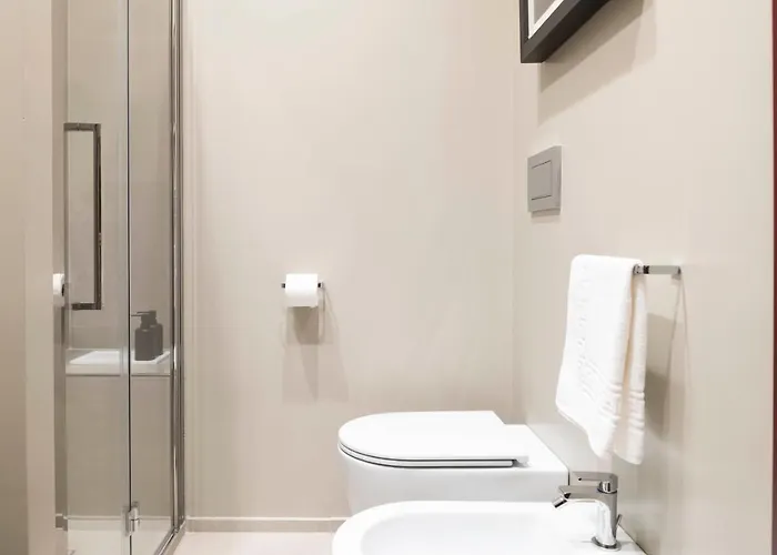 An Elegant Vacation Near Duomo Milan, 2 Bedrooms, 6 Guests *