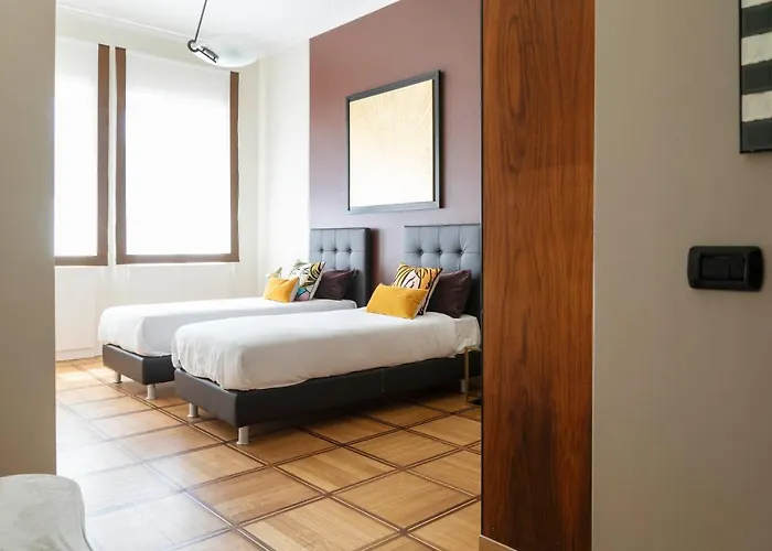 An Elegant Vacation Near Duomo Milan, 2 Bedrooms, 6 Guests * מילאנו