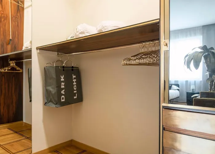 Apartamento An Elegant Vacation Near Duomo Milan, 2 Bedrooms, 6 Guests *