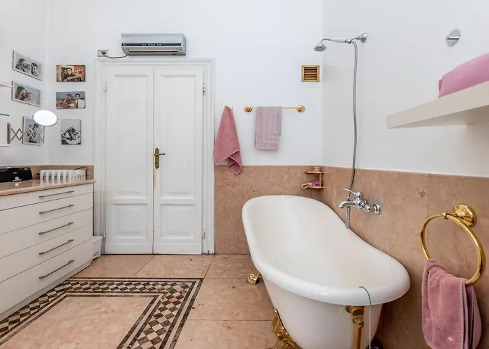 Very In Cadorna Station Area! Excellent If Arrive From Malpensa Airport Mediolan